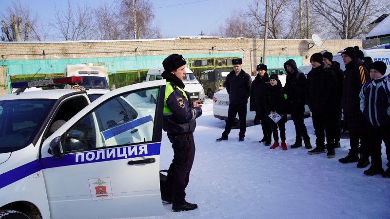 В Торжке полицейские и общественники провели ознакомительную экскурсию для школьников