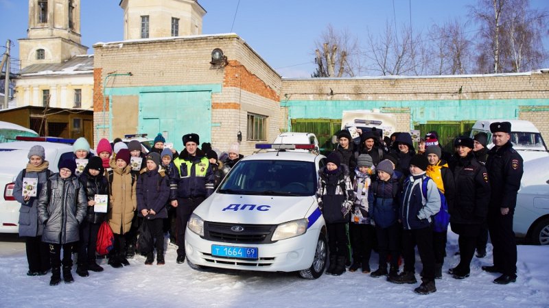 В Торжке полицейские и общественники провели ознакомительную экскурсию для школьников